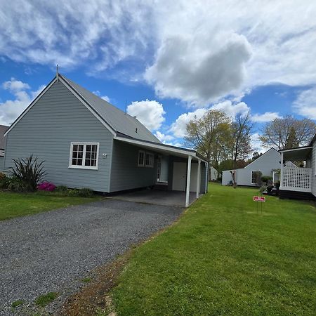Huka Falls Resort Lago Lago Taupo Esterno foto The new houses at the village