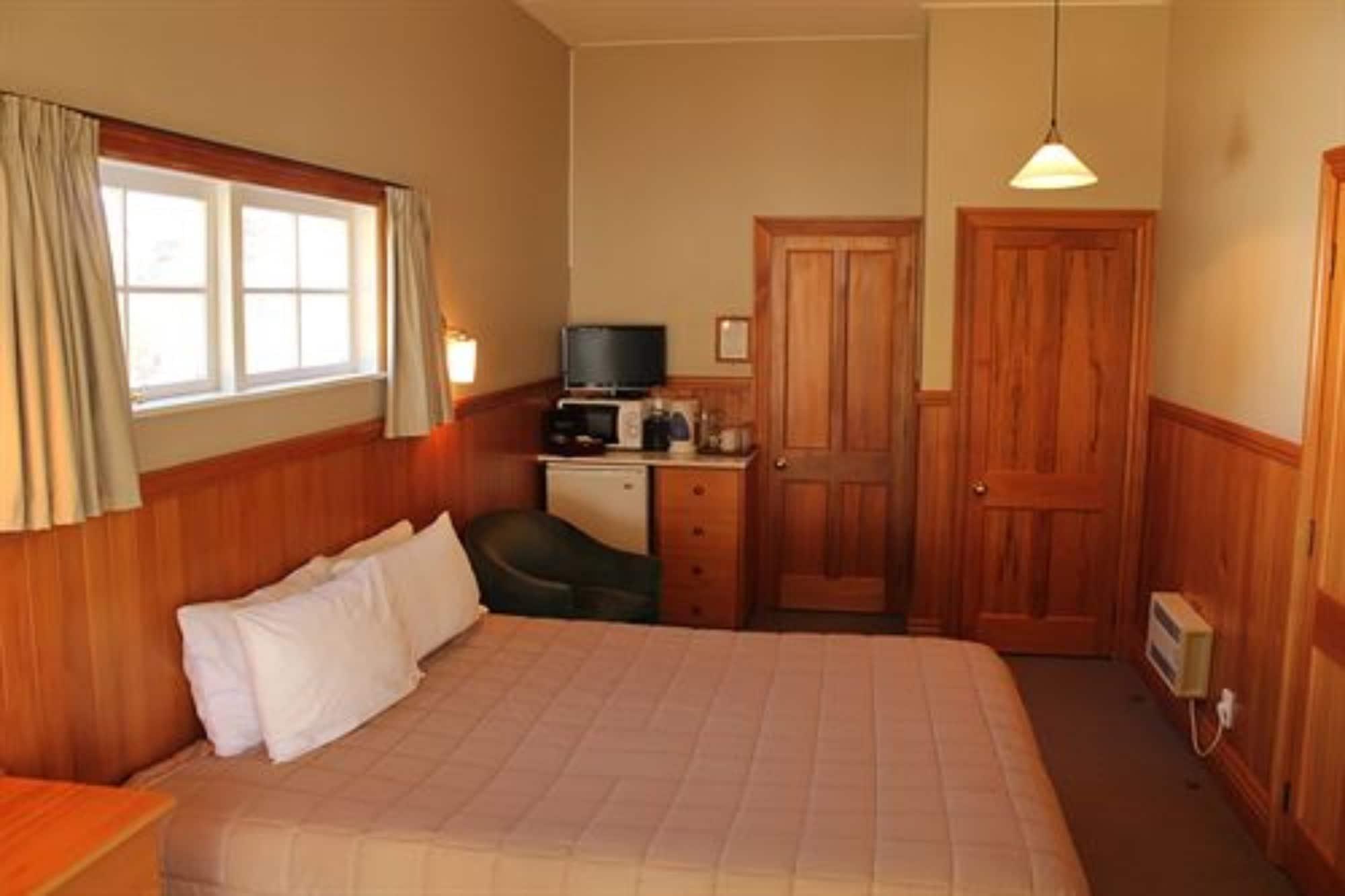 Huka Falls Resort Lago Lago Taupo Esterno foto A room at the hotel