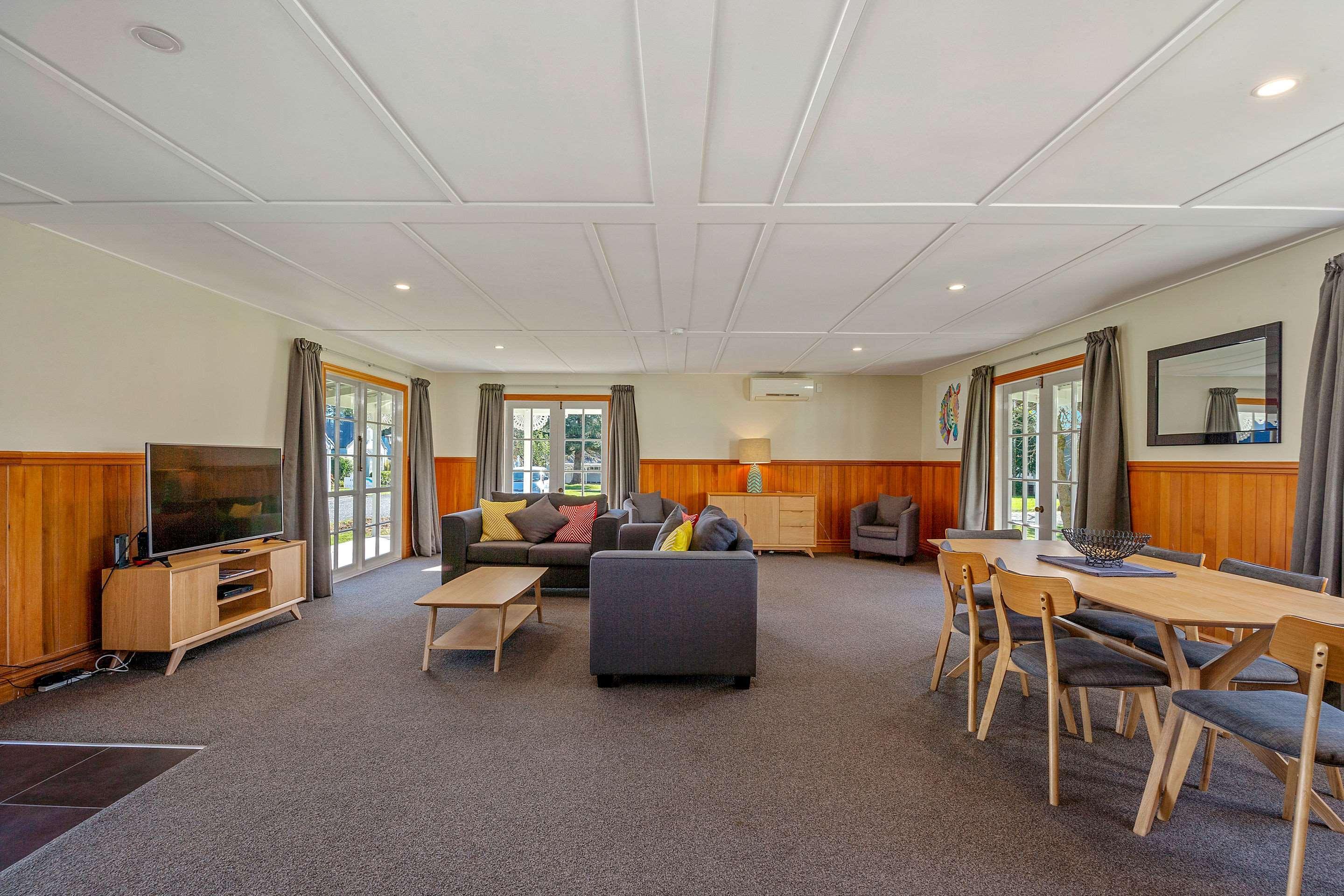 Huka Falls Resort Lago Lago Taupo Esterno foto The common room at the University of Waikato's Melville Hall