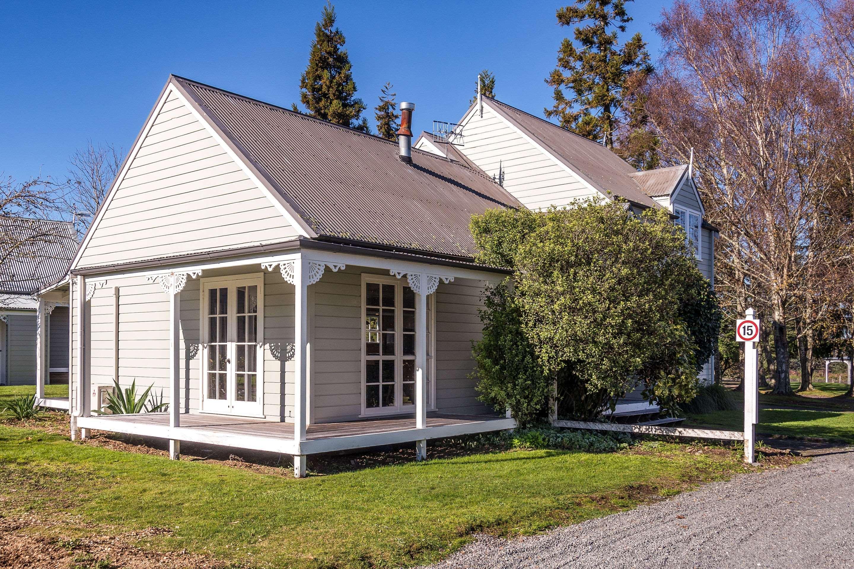 Huka Falls Resort Lago Lago Taupo Esterno foto The former police station at the centre of the village
