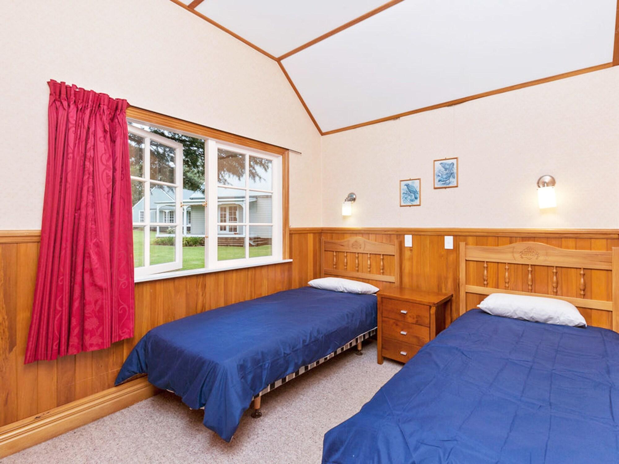 Huka Falls Resort Lago Lago Taupo Esterno foto A typical bedroom at the lodge