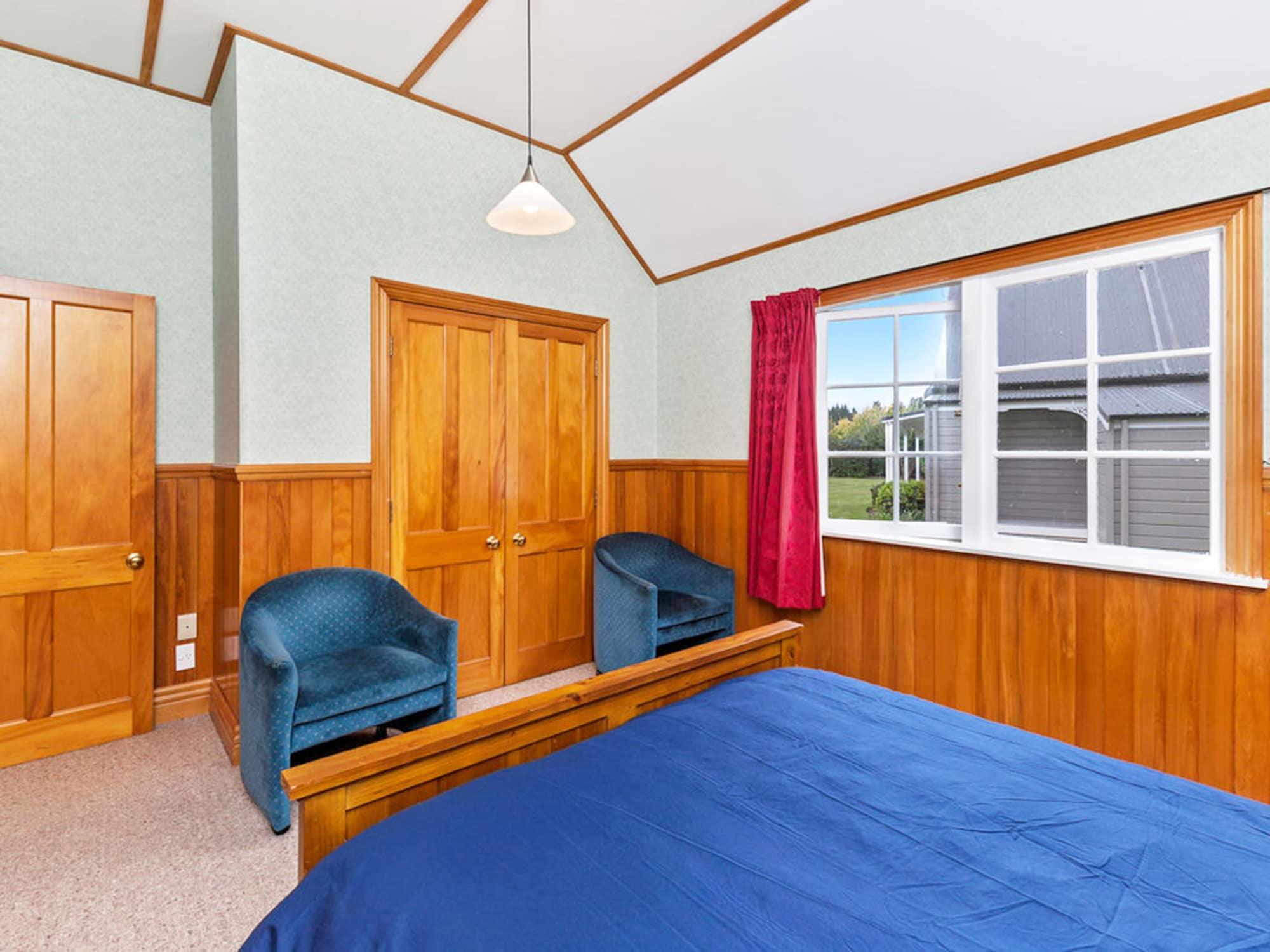 Huka Falls Resort Lago Lago Taupo Esterno foto A bedroom with tongue-and-groove panelling