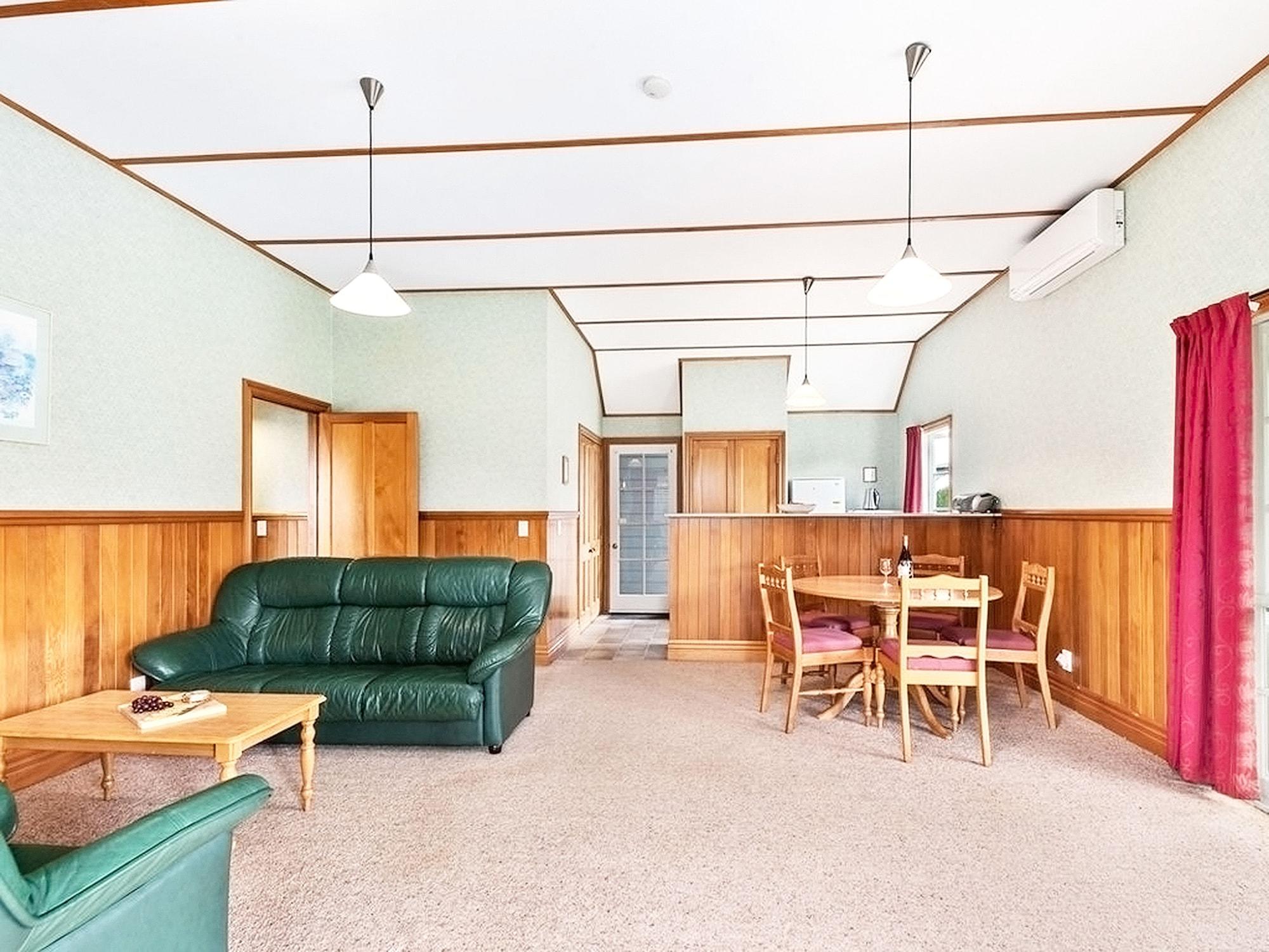 Huka Falls Resort Lago Lago Taupo Esterno foto The interior of the station building
