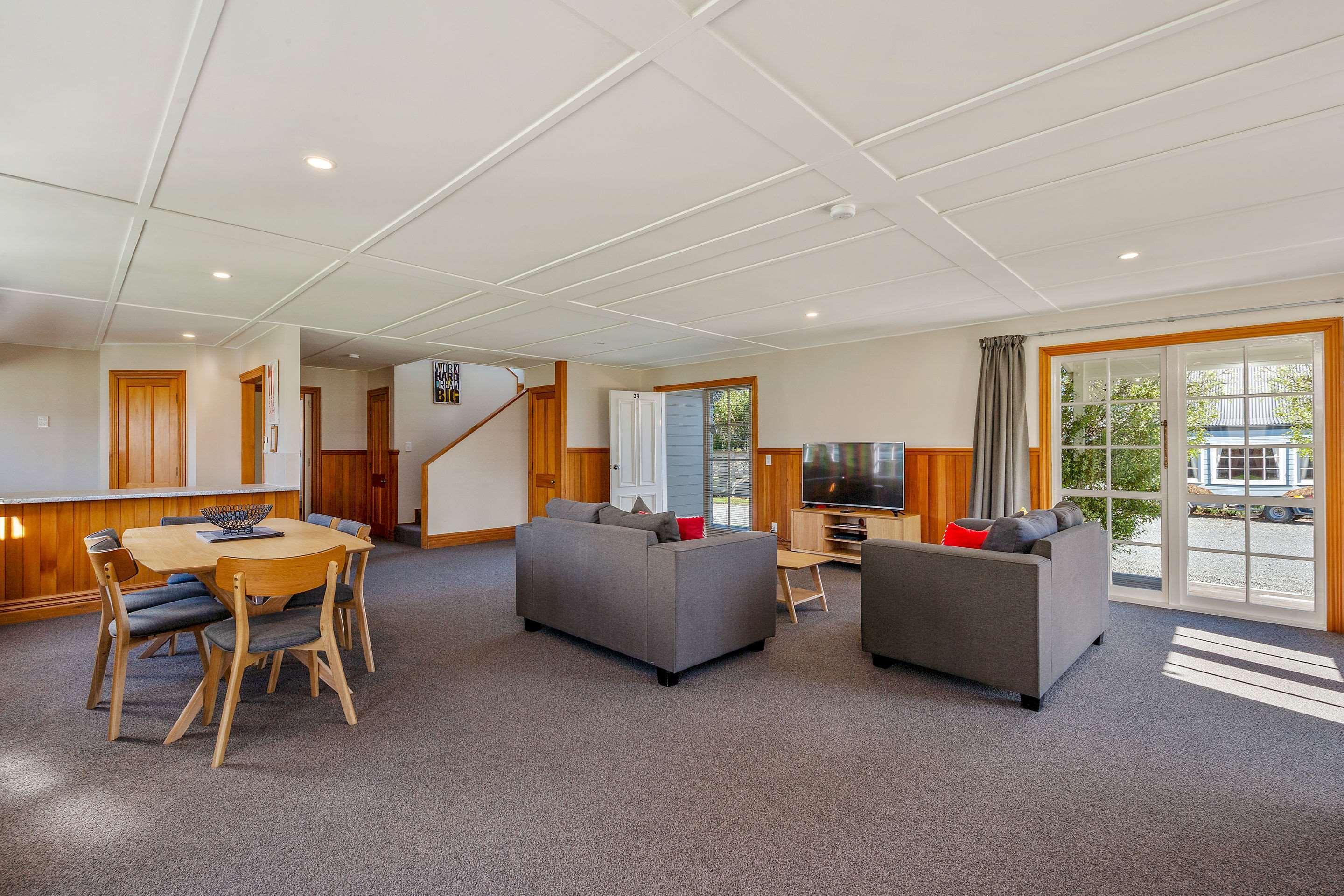 Huka Falls Resort Lago Lago Taupo Esterno foto Living area of a three-bedroom apartment
