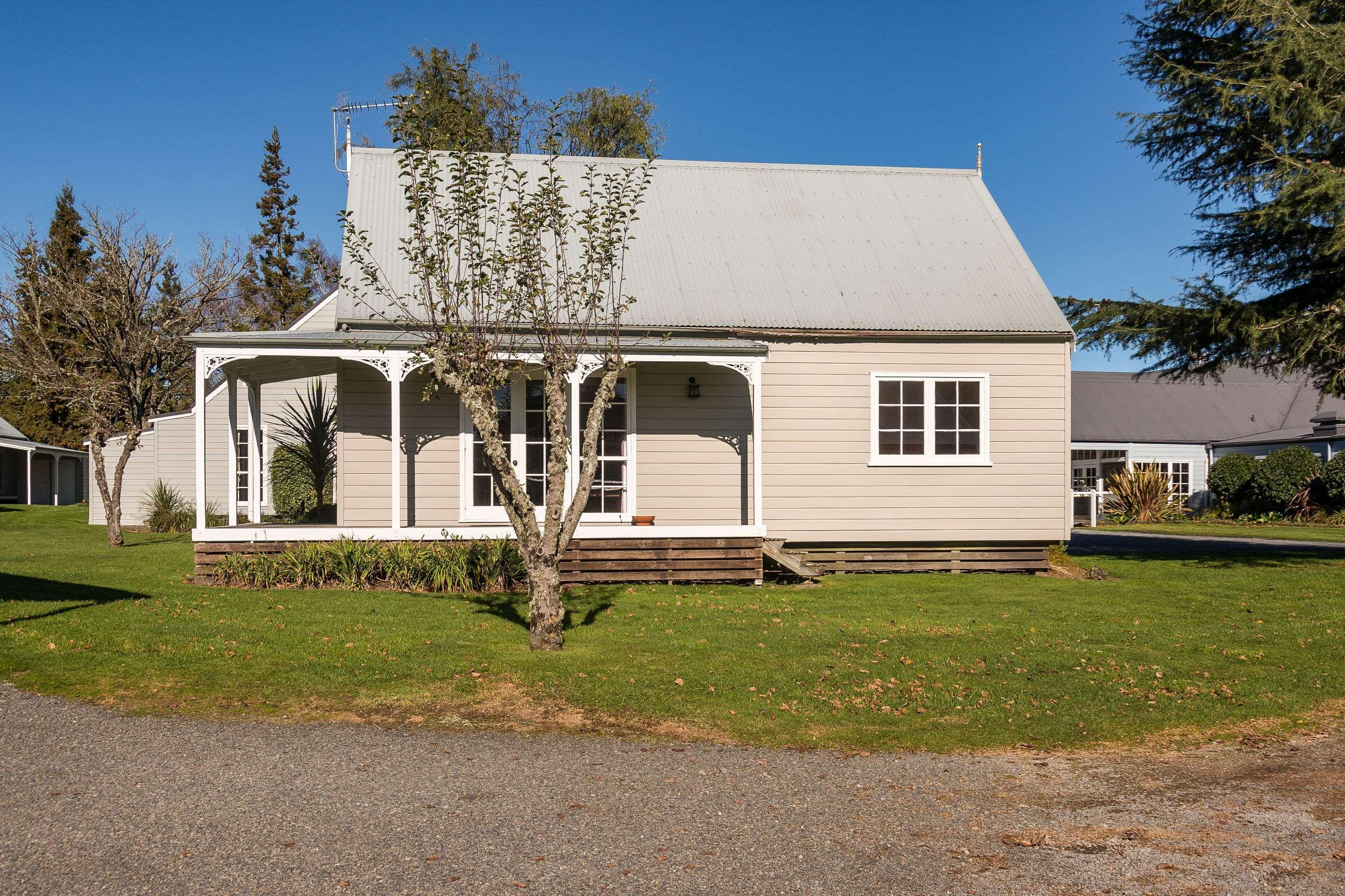 Huka Falls Resort Lago Lago Taupo Esterno foto The former school building, now a private residence