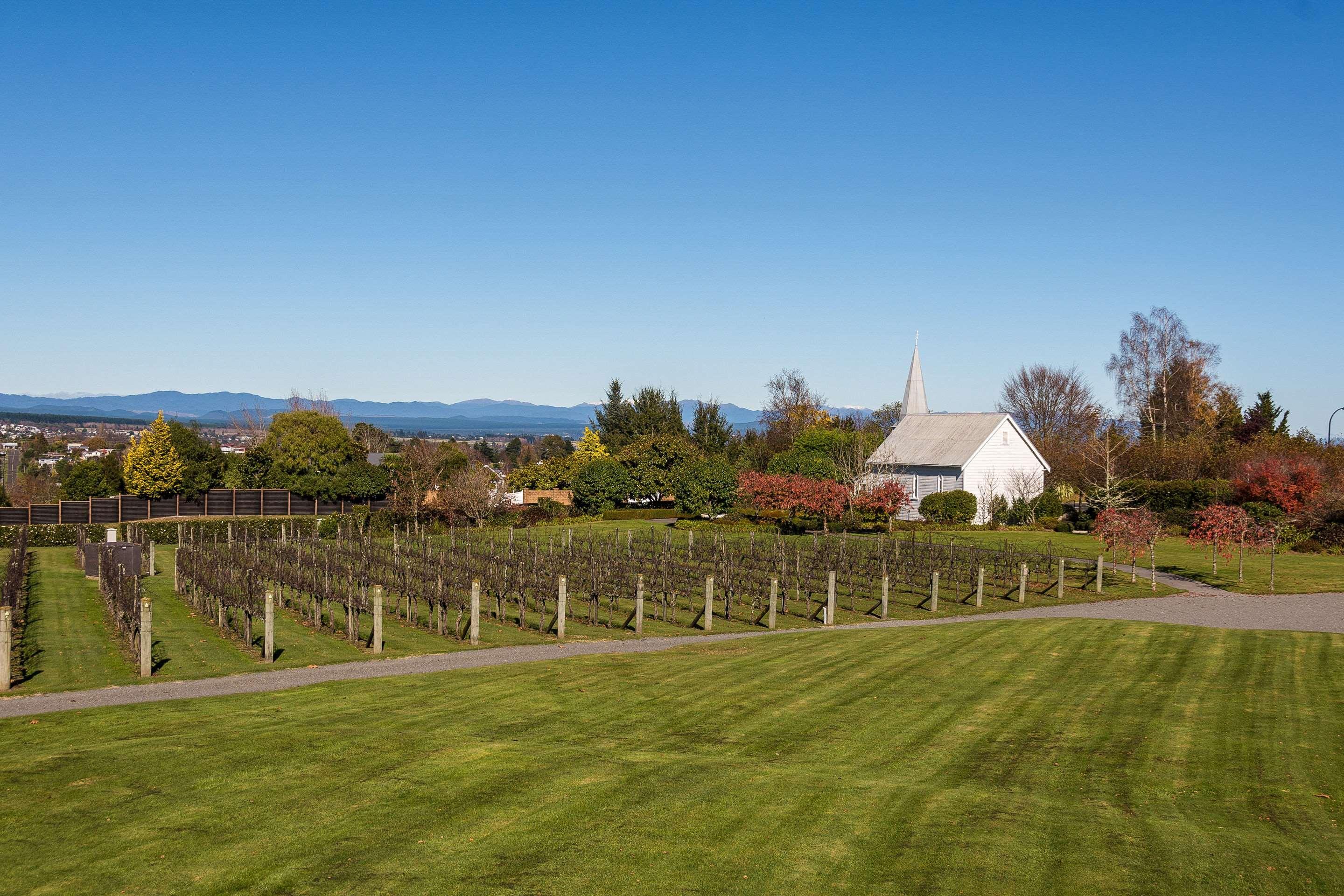 Huka Falls Resort Lago Lago Taupo Esterno foto The church and the vineyard
