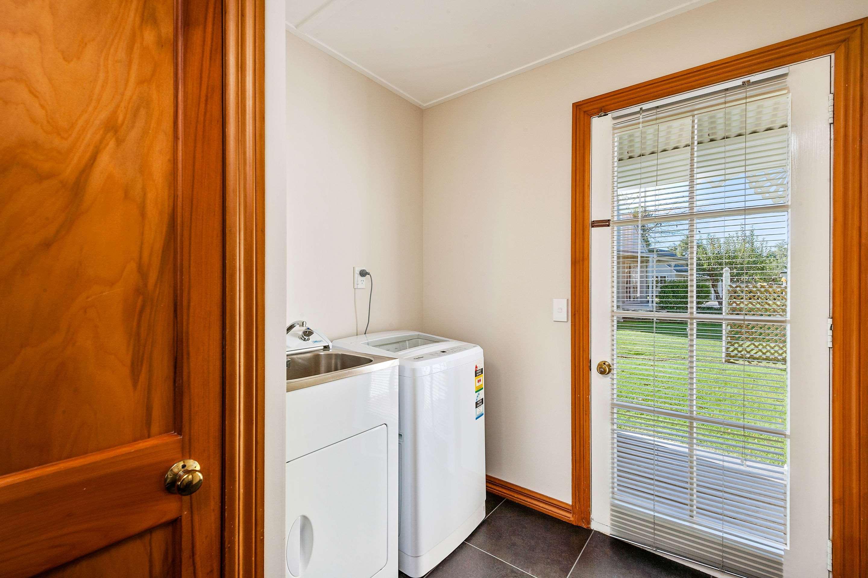 Huka Falls Resort Lago Lago Taupo Esterno foto A laundry room in a house