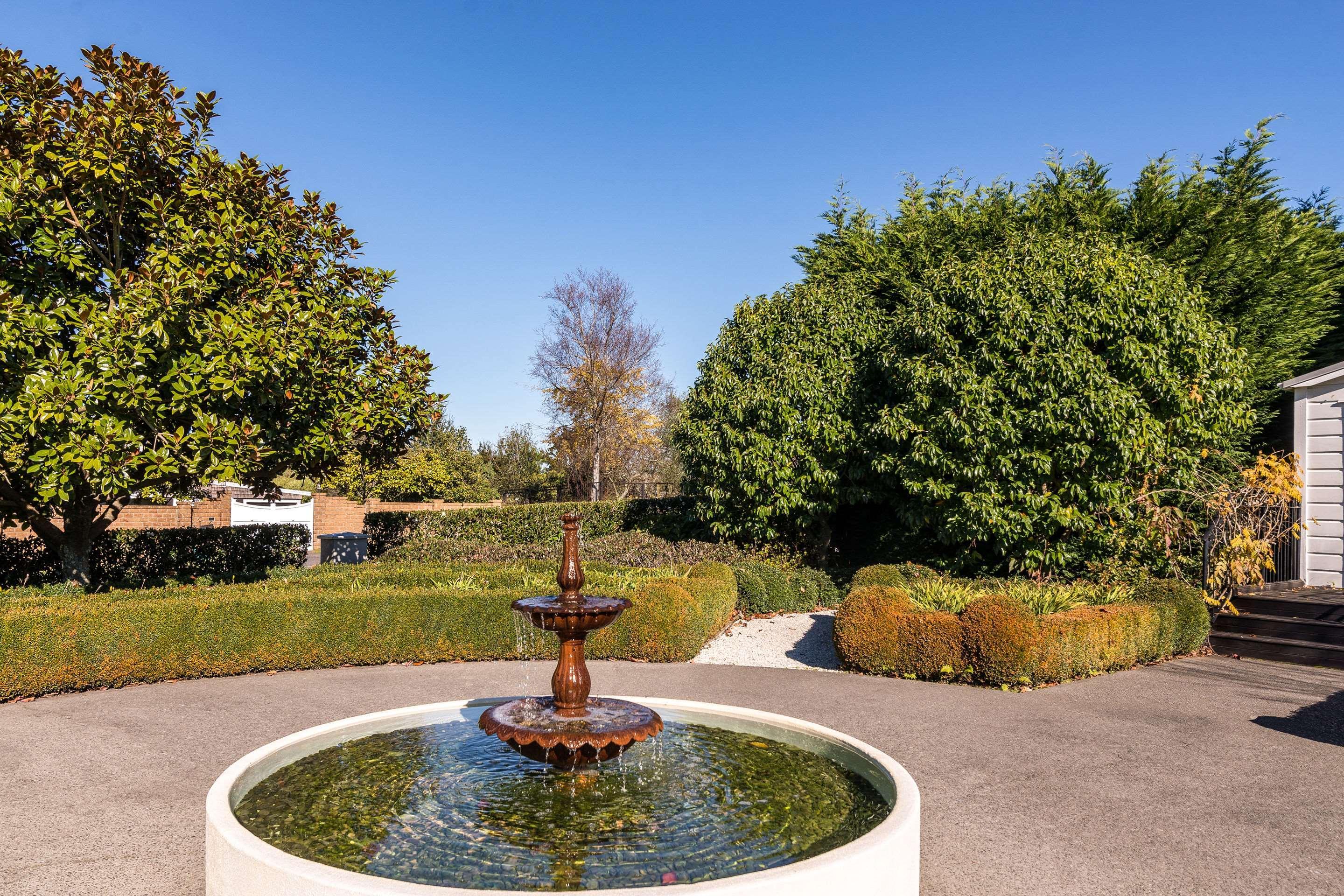 Huka Falls Resort Lago Lago Taupo Esterno foto Fountain at the entrance of the park
