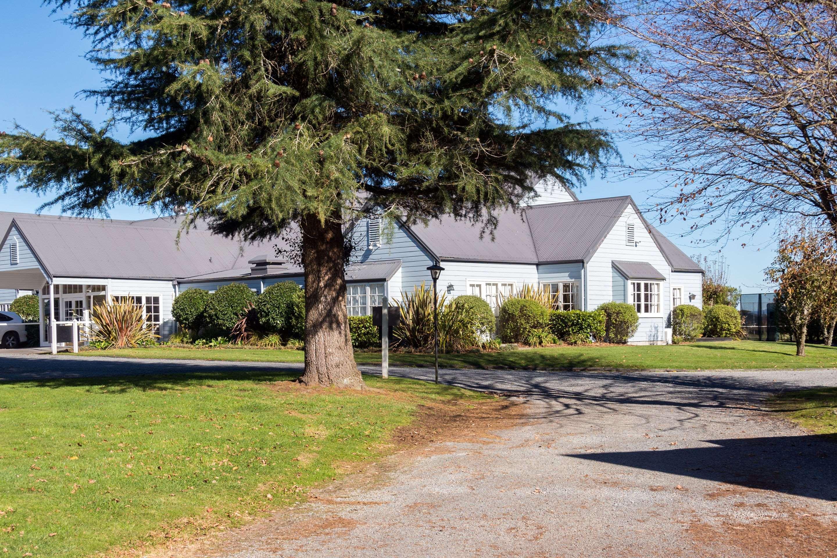 Huka Falls Resort Lago Lago Taupo Esterno foto The former school buildings at the former site