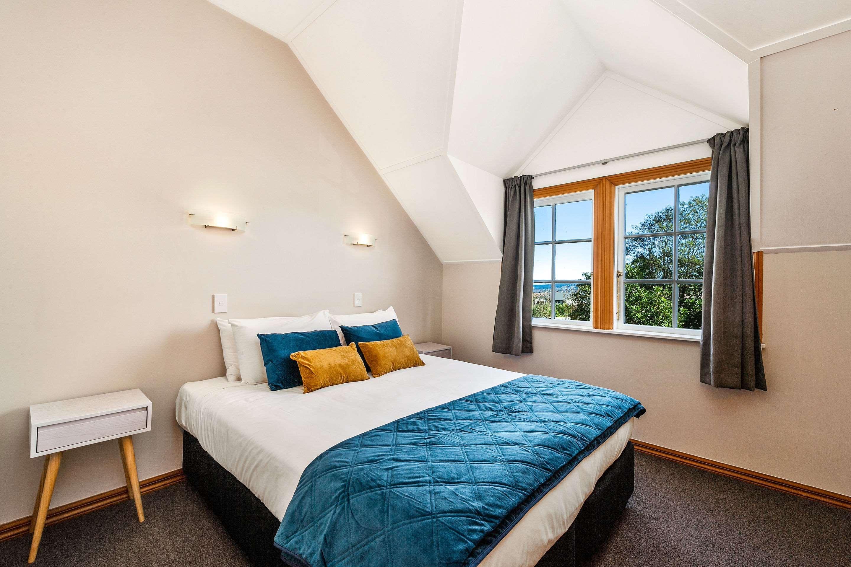 Huka Falls Resort Lago Lago Taupo Esterno foto A bedroom at the hotel