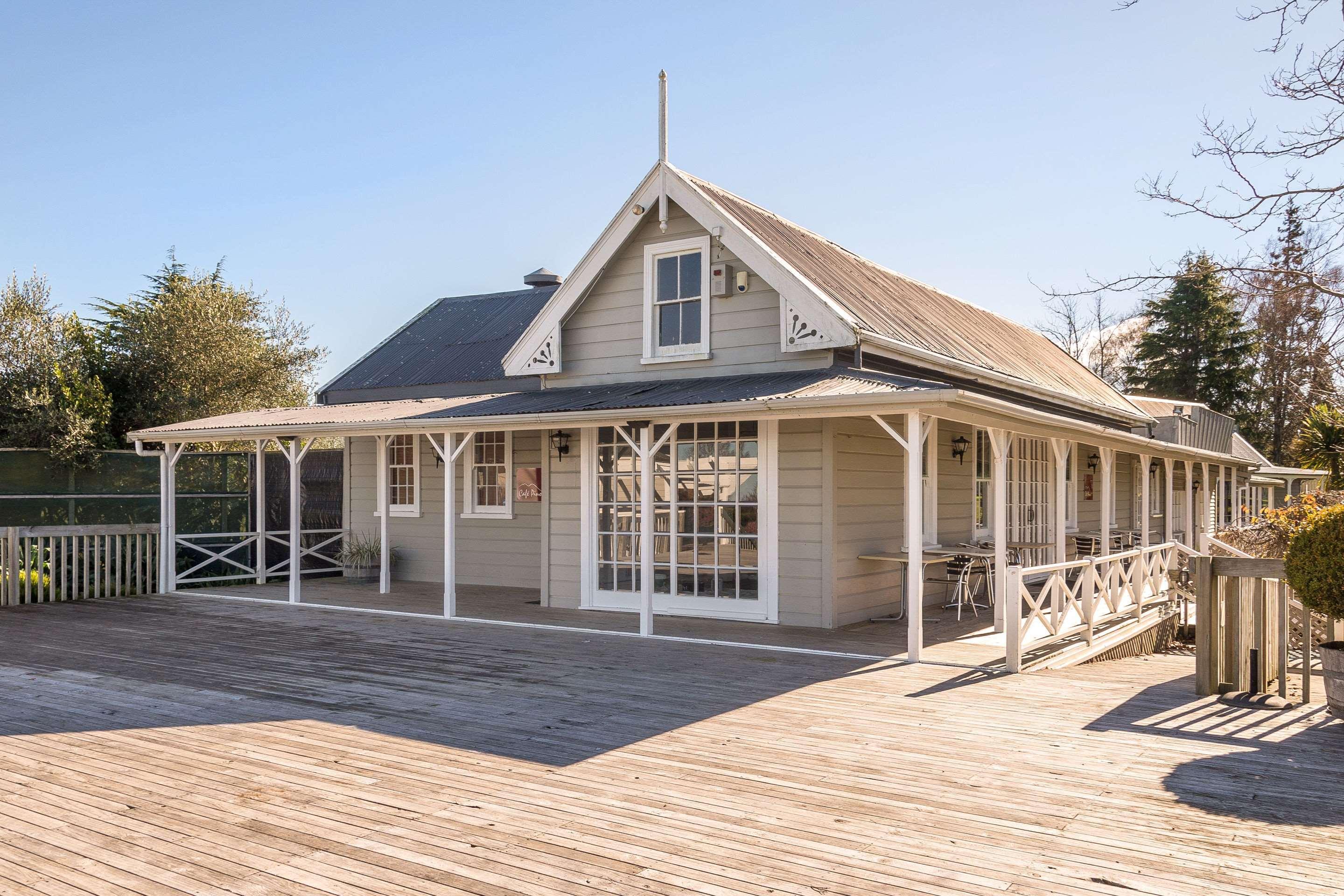 Huka Falls Resort Lago Lago Taupo Esterno foto The former station building at the station's current location