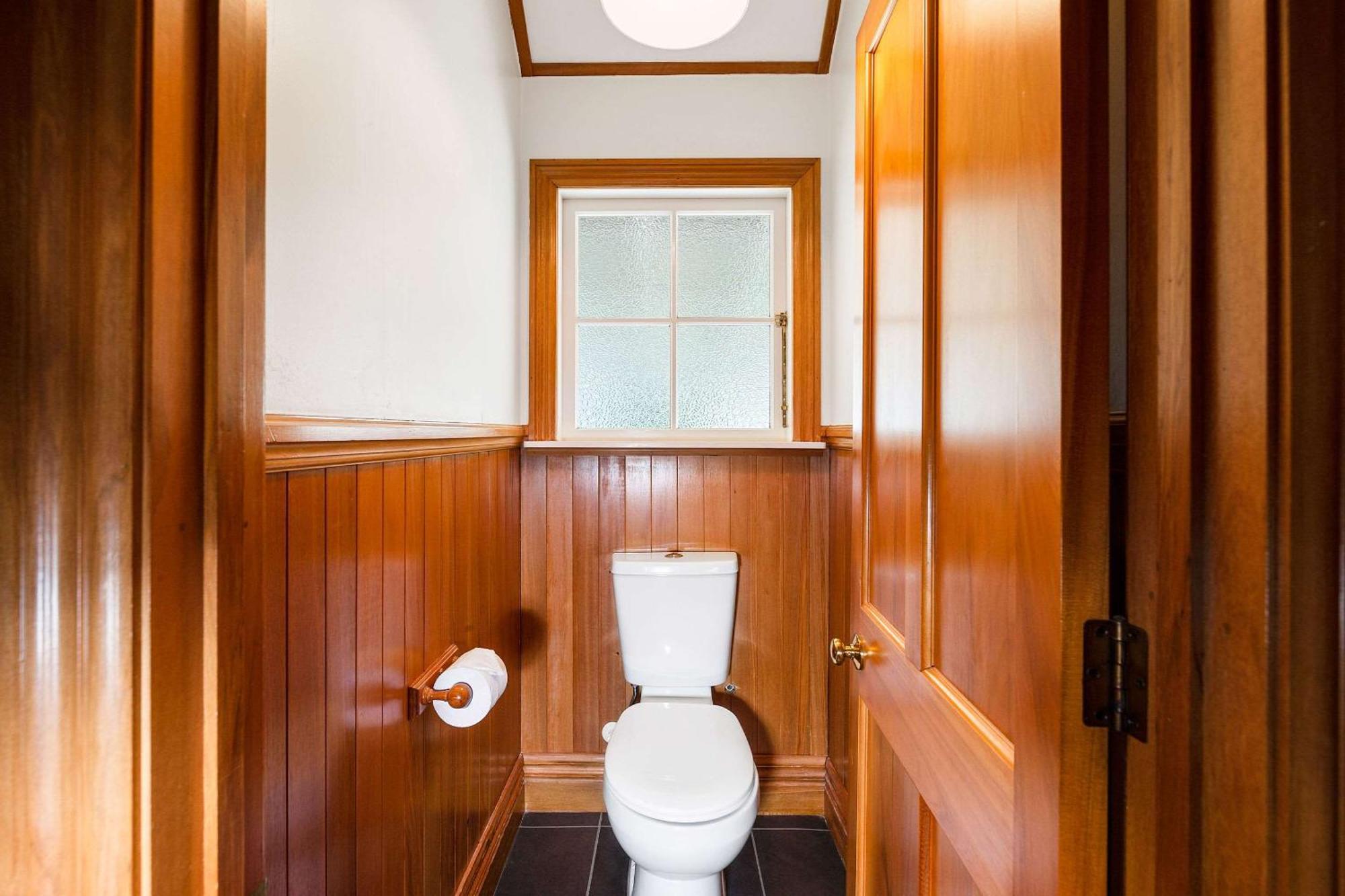 Huka Falls Resort Lago Lago Taupo Esterno foto A toilet in a house