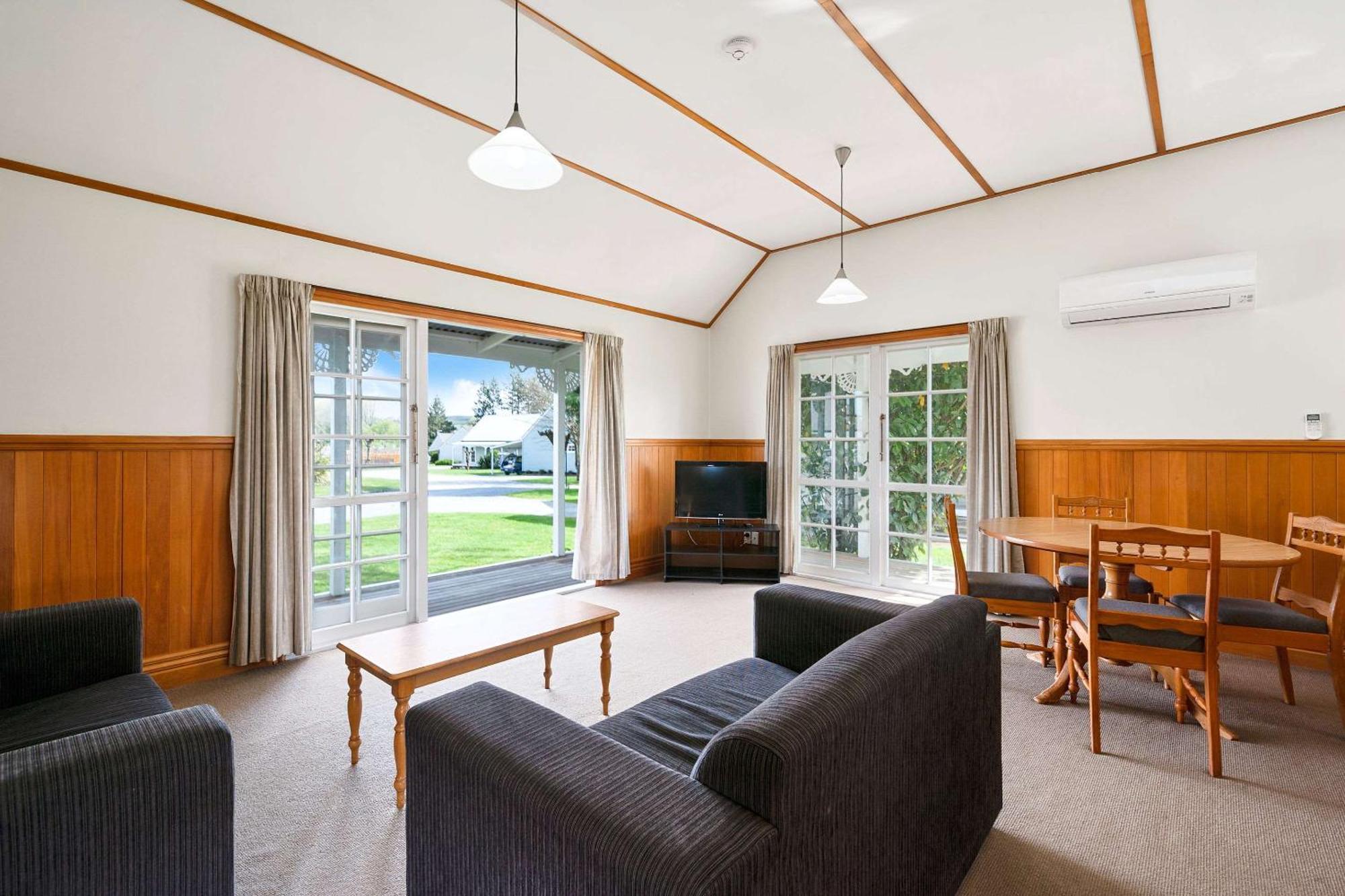 Huka Falls Resort Lago Lago Taupo Esterno foto Living area of a typical two bedroom apartment
