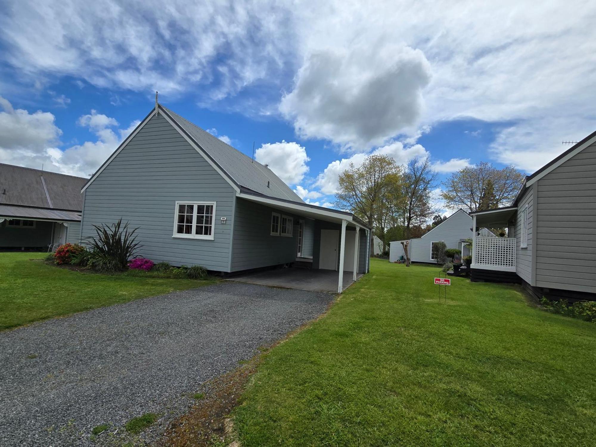 Huka Falls Resort Lago Lago Taupo Esterno foto The new houses at the village
