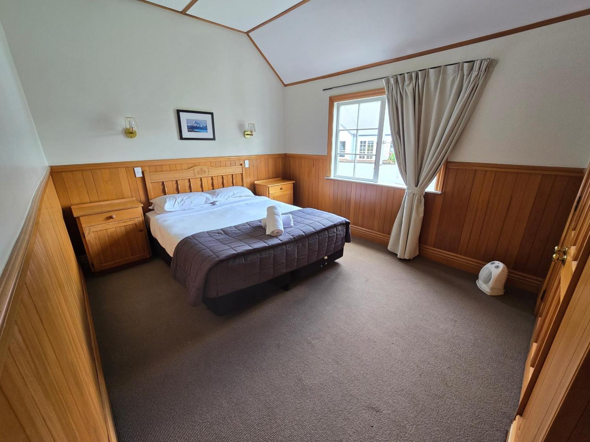 Huka Falls Resort Lago Lago Taupo Esterno foto A room at the hotel