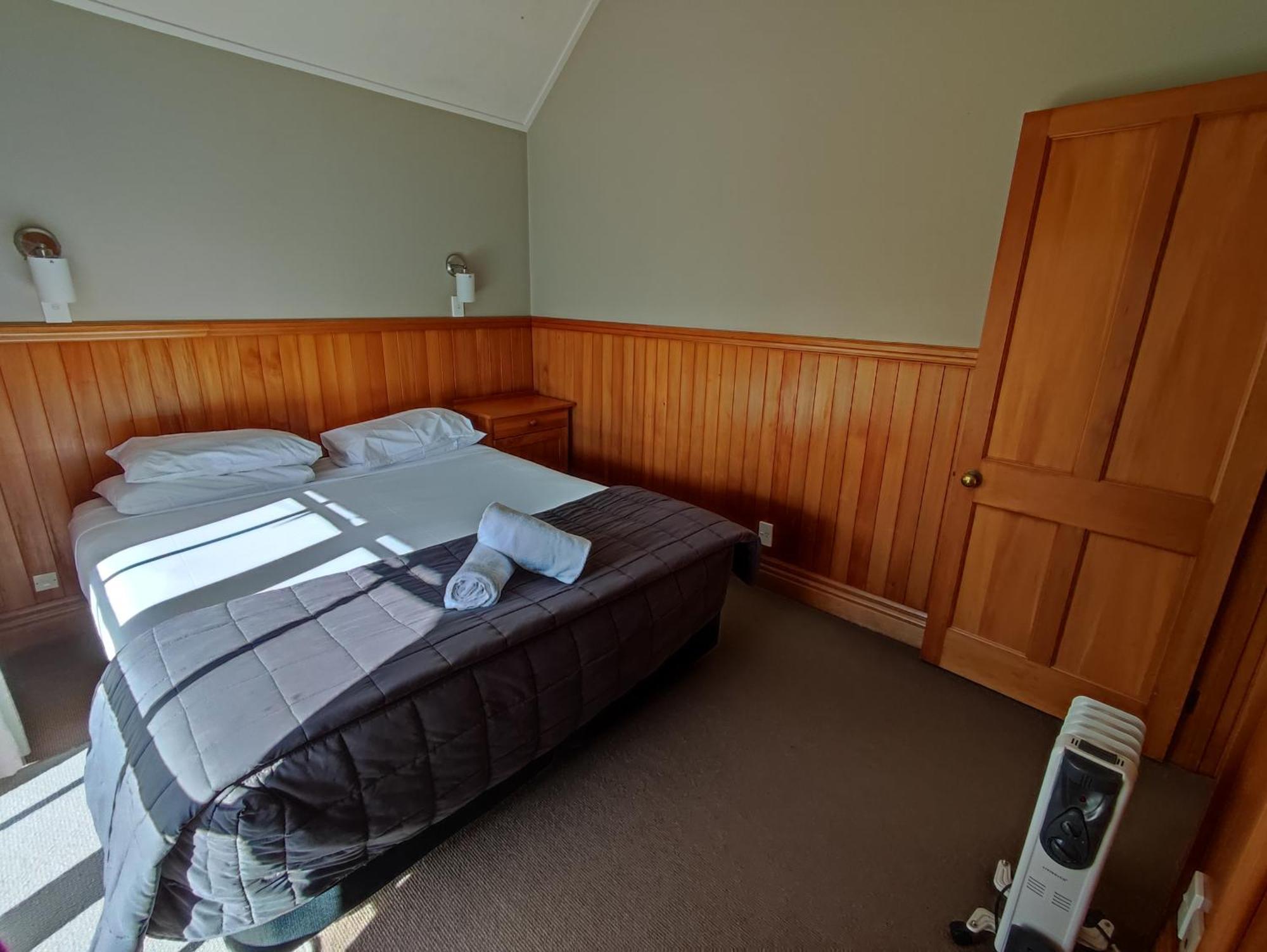 Huka Falls Resort Lago Lago Taupo Esterno foto A bedroom in a motel