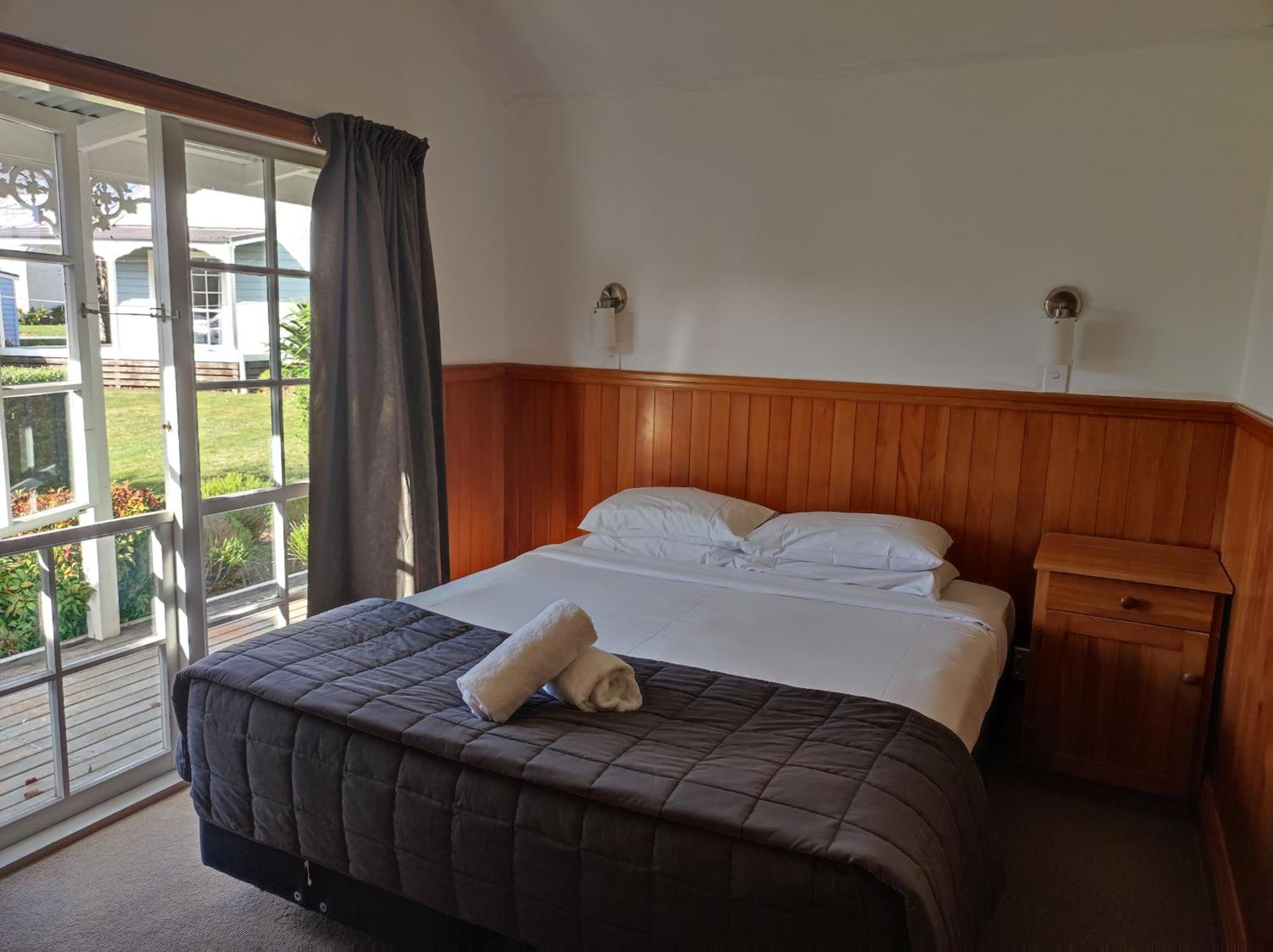 Huka Falls Resort Lago Lago Taupo Esterno foto A bedroom in a motel