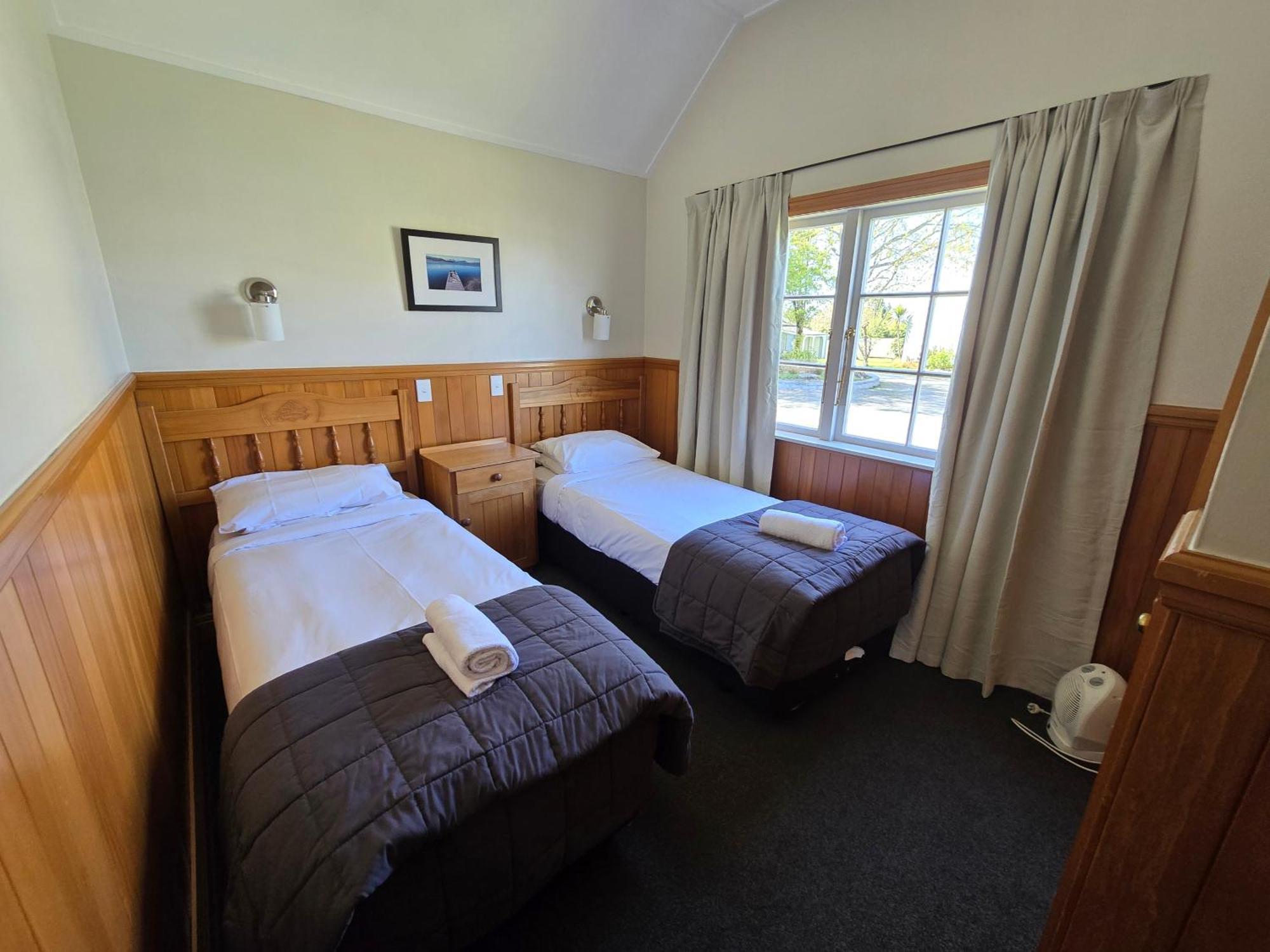 Huka Falls Resort Lago Lago Taupo Esterno foto A typical room at the lodge