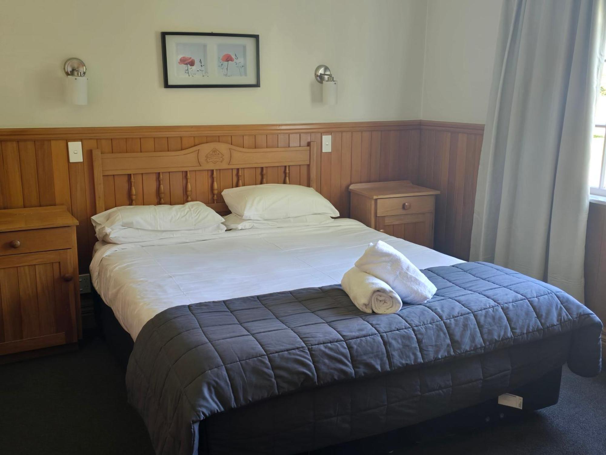 Huka Falls Resort Lago Lago Taupo Esterno foto A bedroom at the hotel