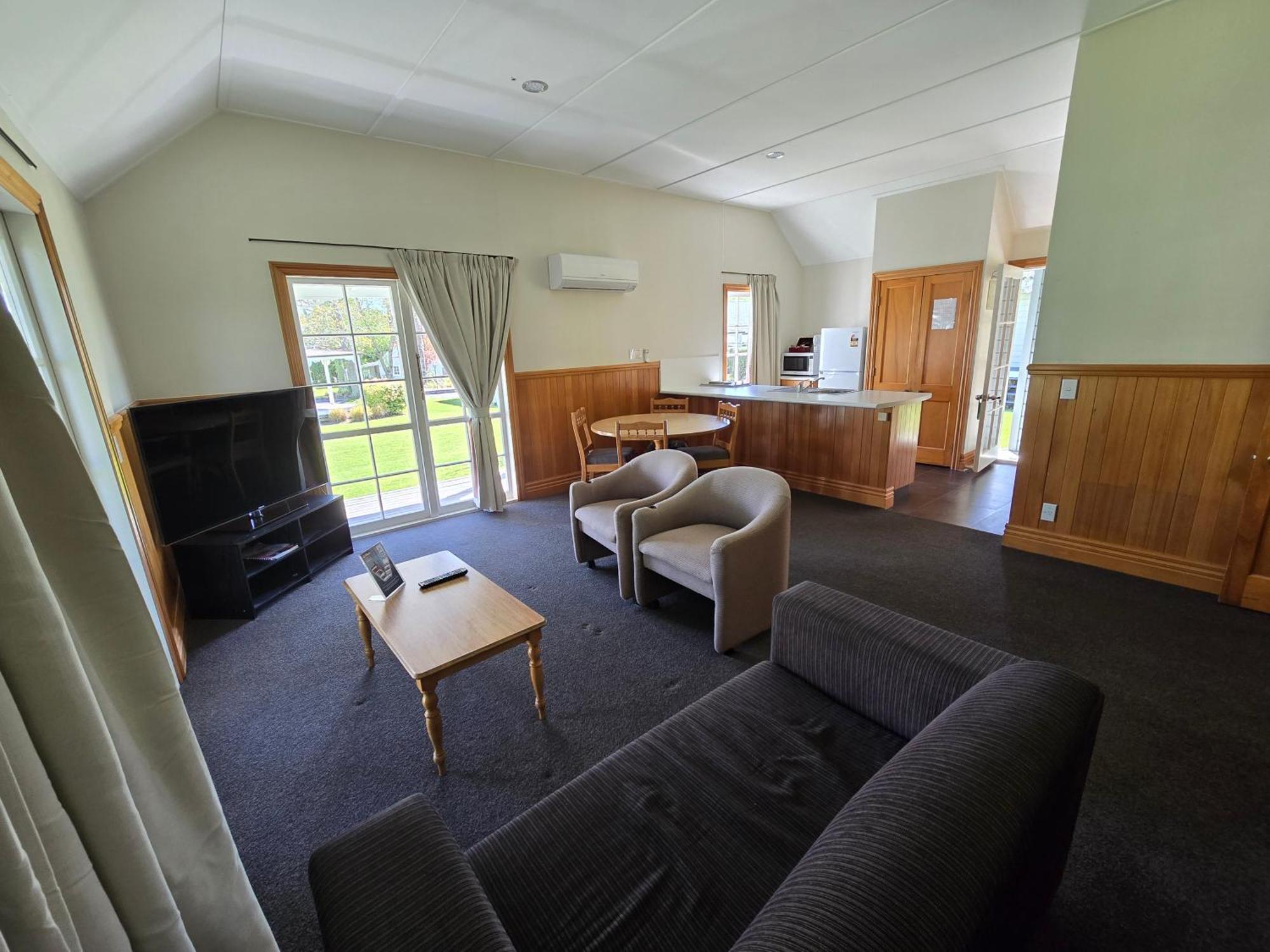 Huka Falls Resort Lago Lago Taupo Esterno foto Living area of a two bedroom cottage