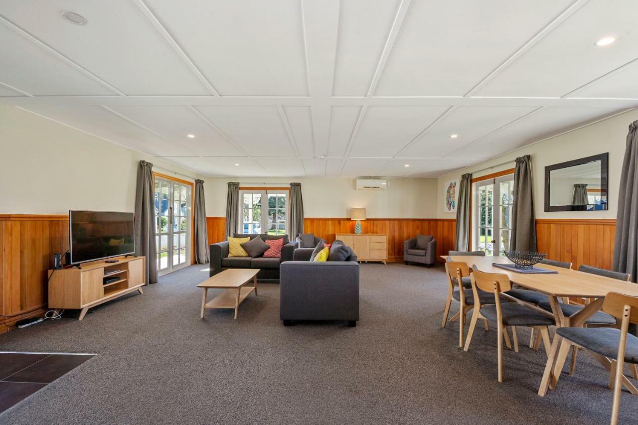Huka Falls Resort Lago Lago Taupo Esterno foto The common room at the University of Waikato's Melville Hall